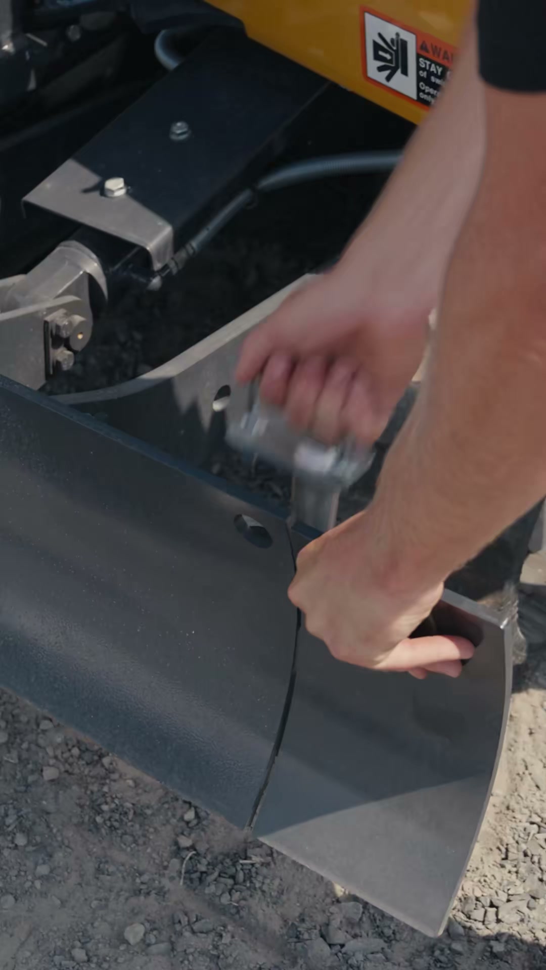 Installation d'un godet sur une mini-excavatrice avant une location